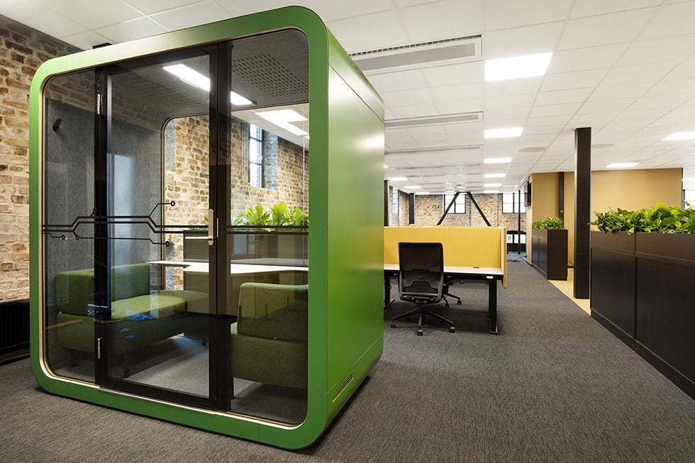 Schallgedämmte Telefonkabine mit grünem Innenraum für vertrauliche Telefonate